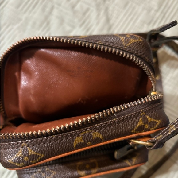 Louis vuttion crossbody - Picture 4 of 4